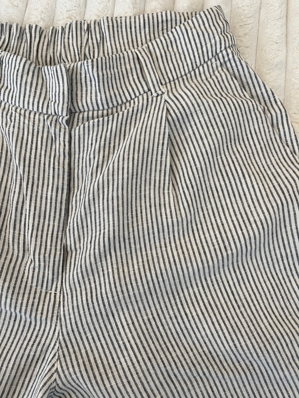 Old Navy Black & White Striped Women’s Shorts - Picture 2 of 6